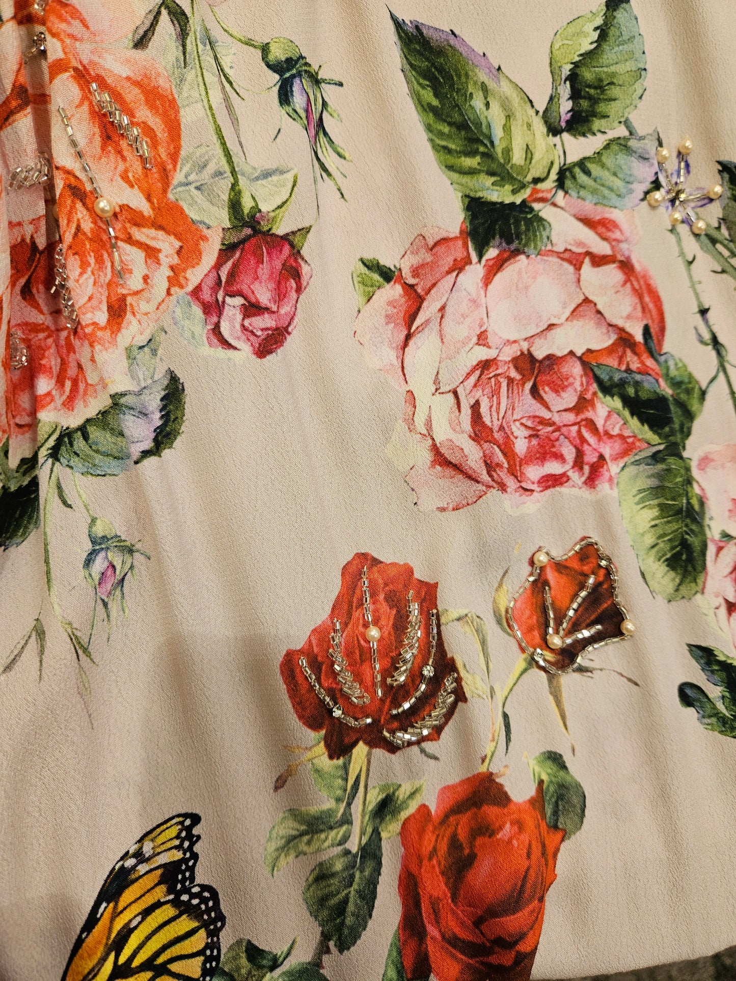 Casacca floreale ricamata con frange a V di Miriam Stella