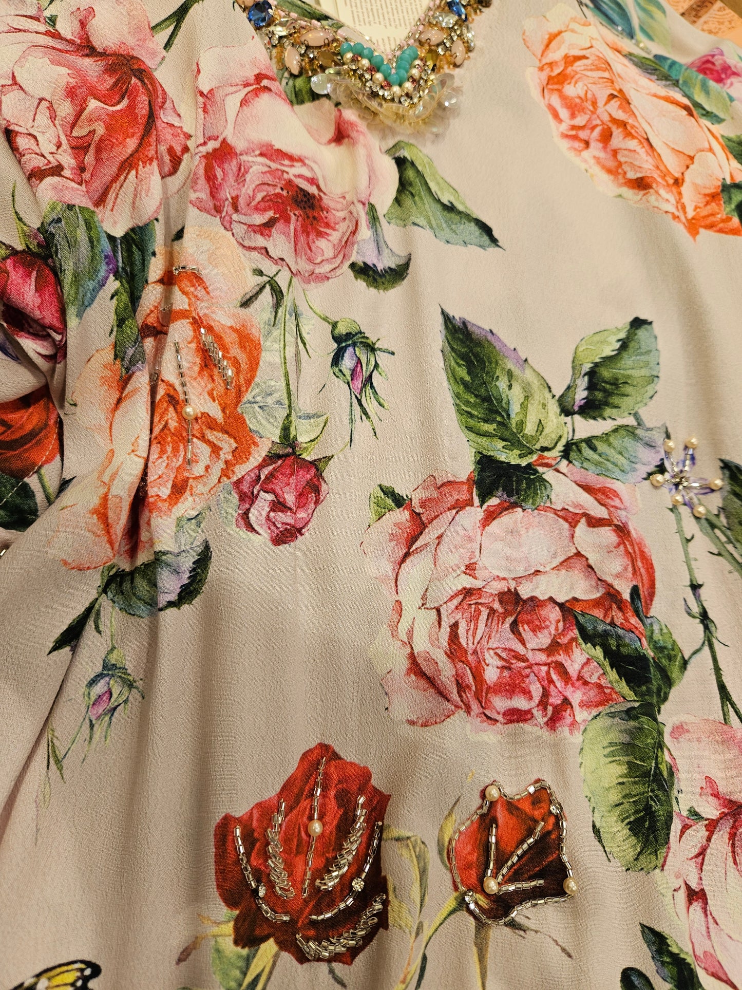 Casacca floreale ricamata con frange a V di Miriam Stella