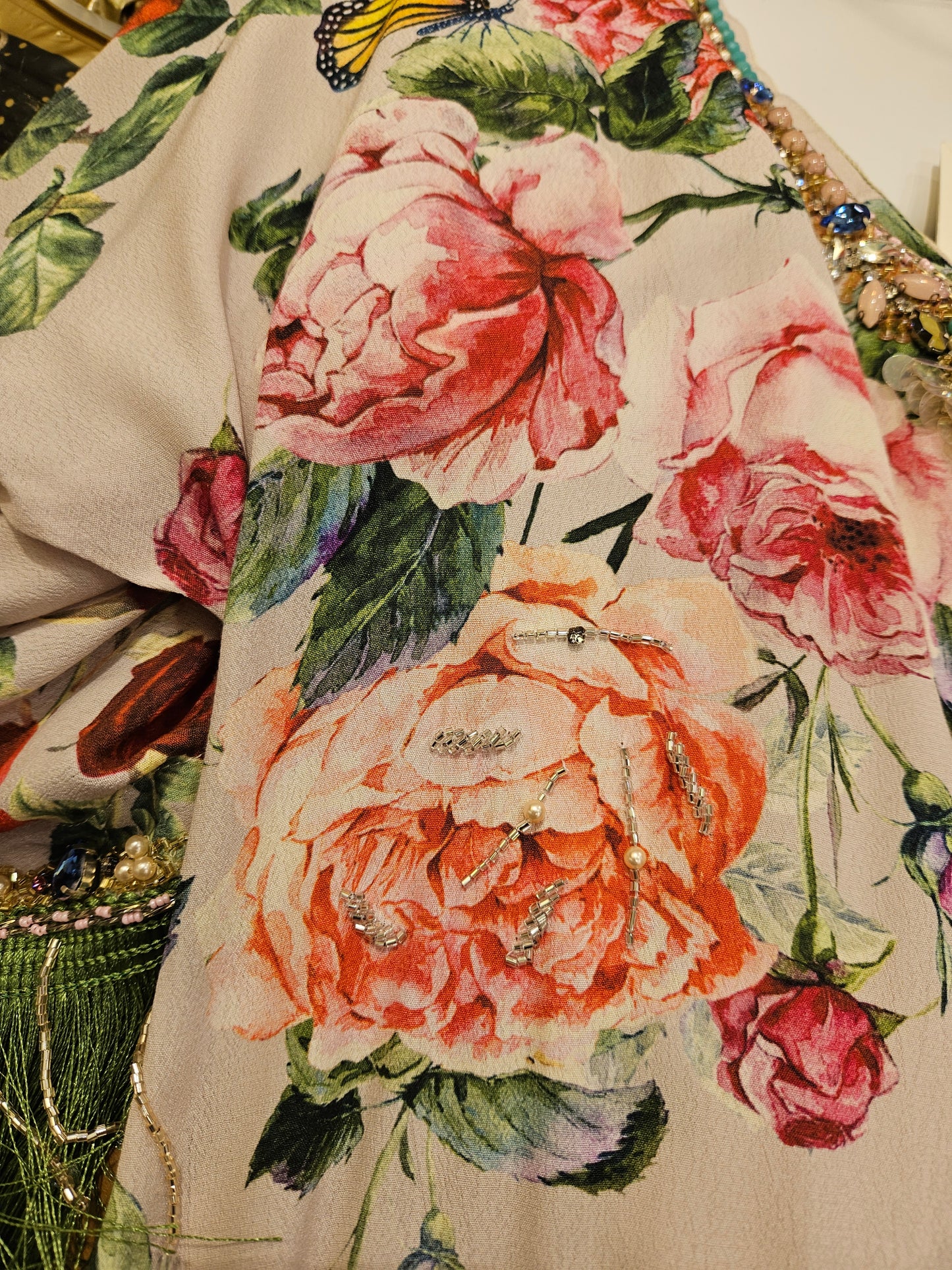 Casacca floreale ricamata con frange a V di Miriam Stella