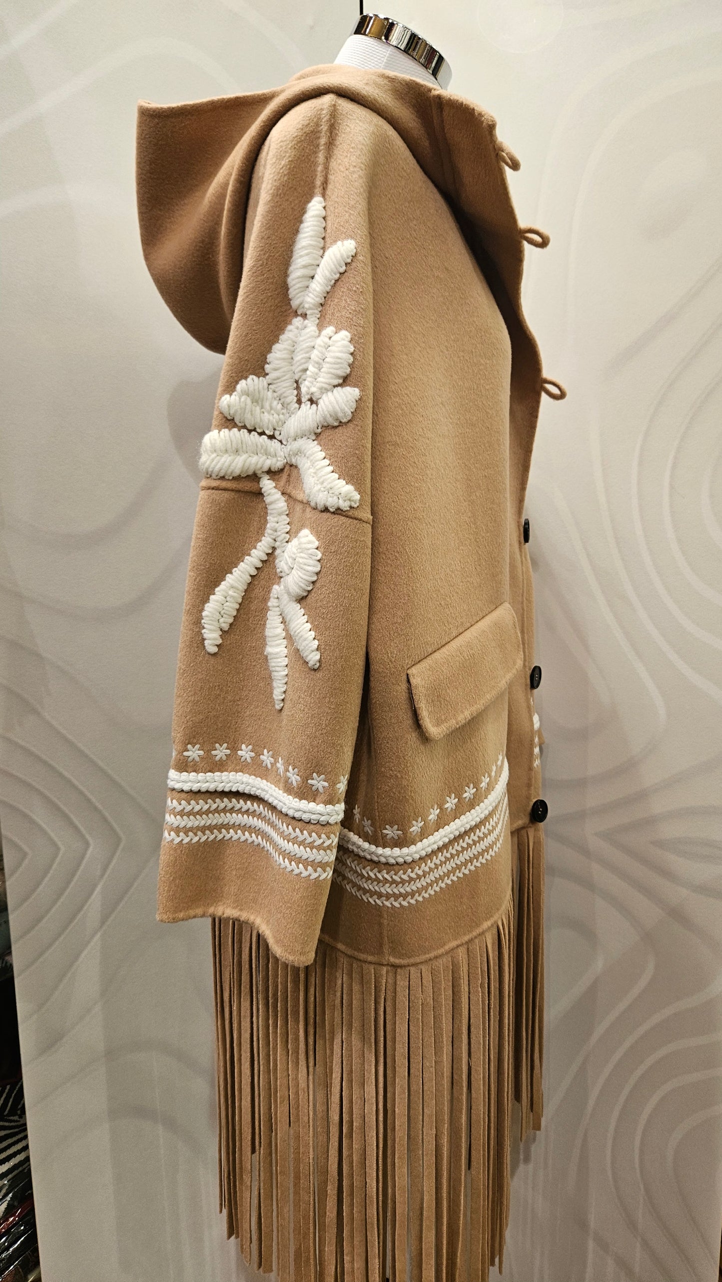 Cappottino con frange ricamato