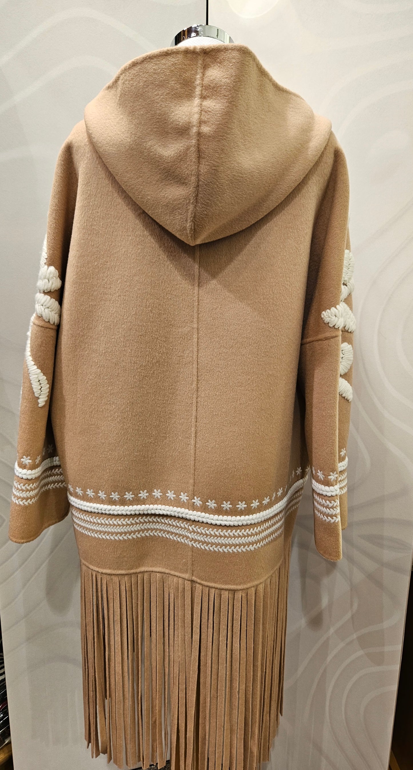 Cappottino con frange ricamato