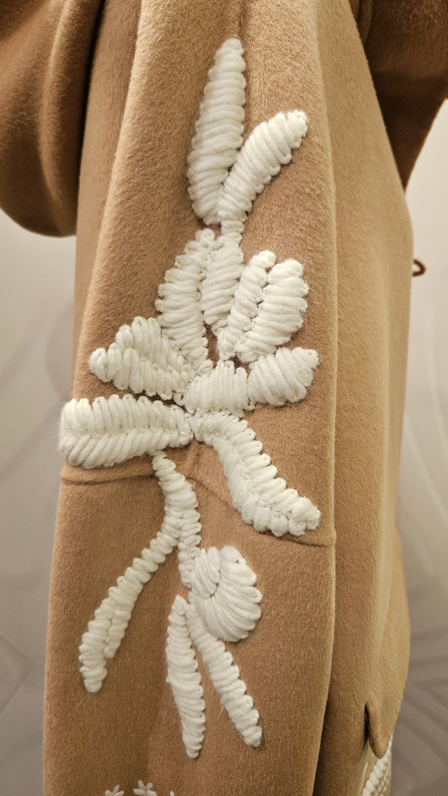 Cappotto con frange ricamato cammello Ermanno Firenze by Scervino