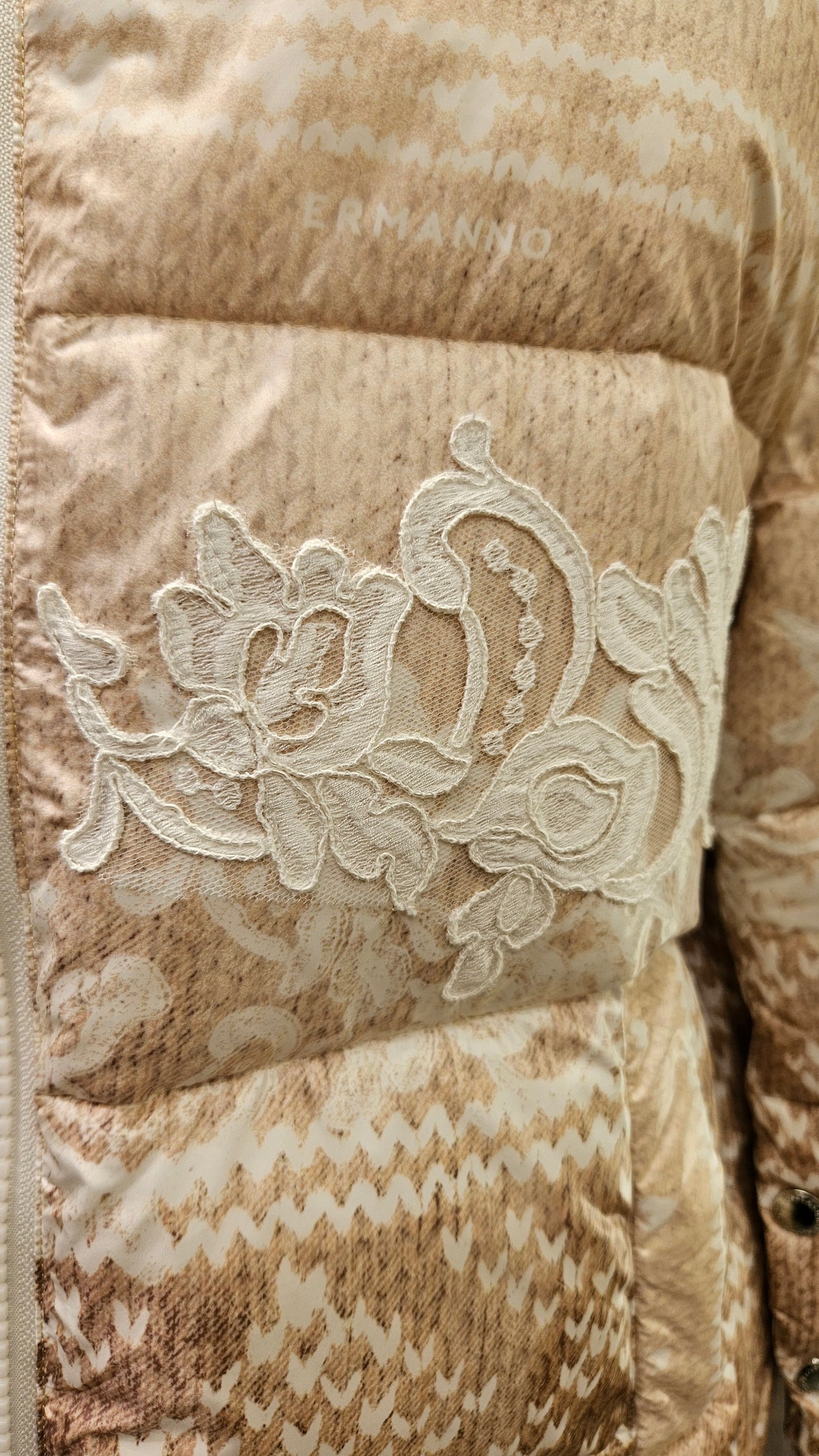 Piumino corto di Ermanno Firenze by Scervino con pizzo e cappuccio