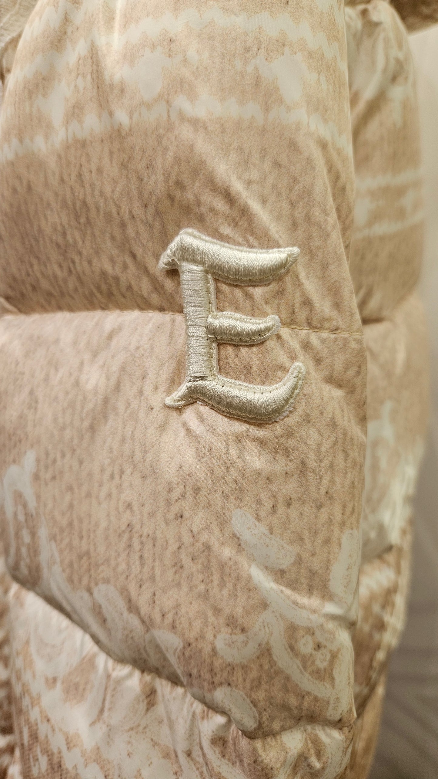Piumino corto di Ermanno Firenze by Scervino con pizzo e cappuccio