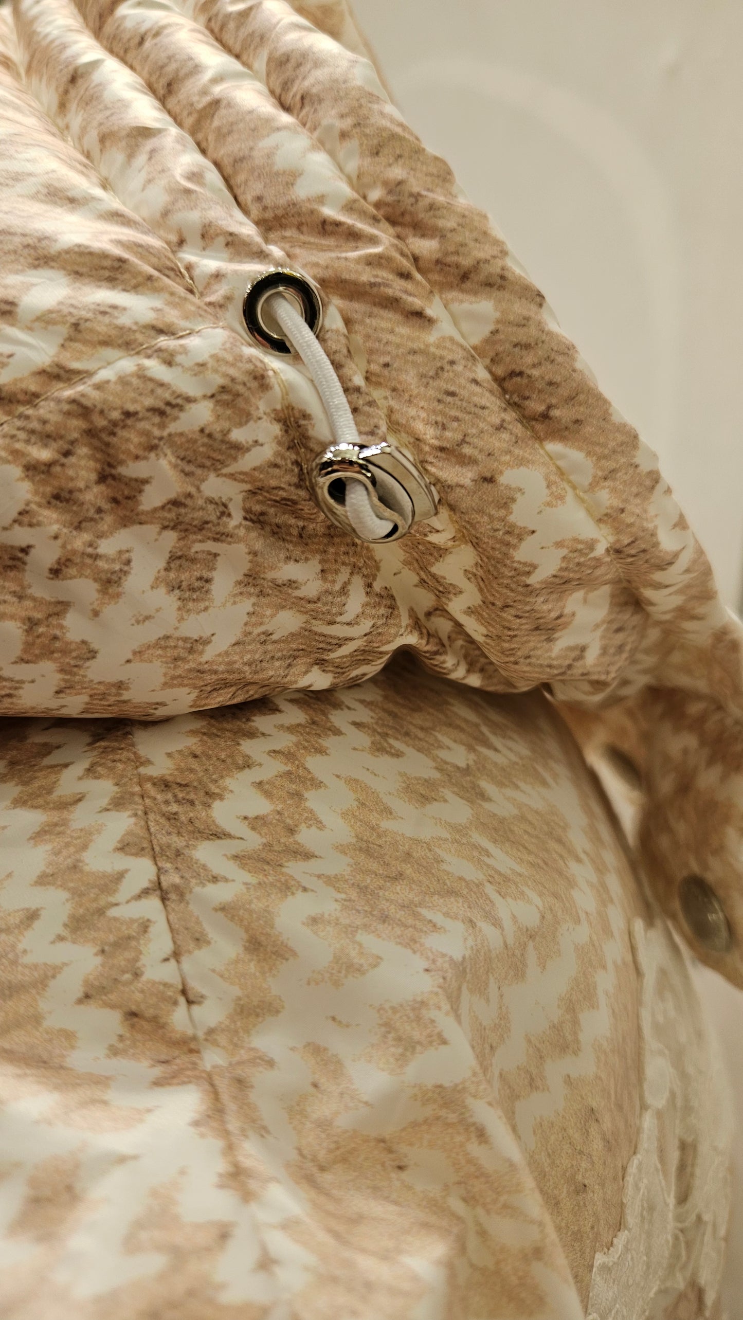 Piumino corto di Ermanno Firenze by Scervino con pizzo e cappuccio