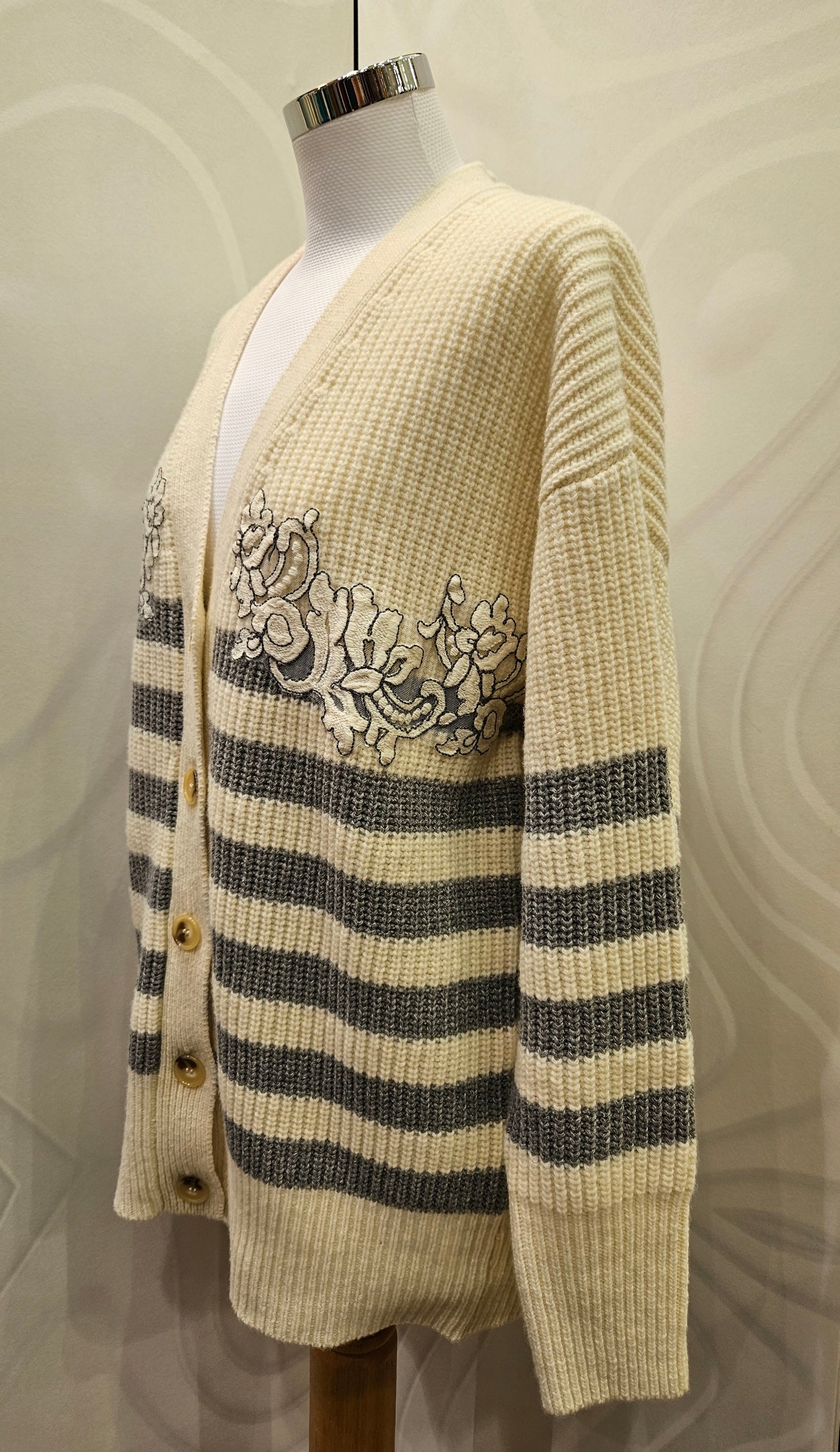 Cardigan Ermanno Firenze a righe panna e grigio lana ricamata