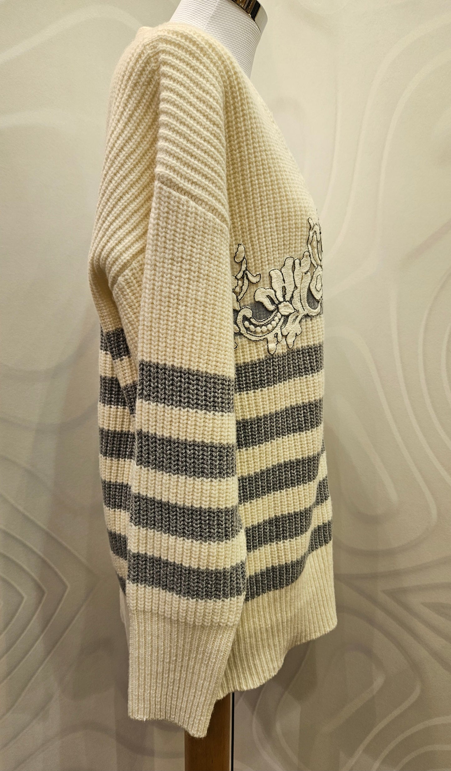 Cardigan Ermanno Firenze a righe panna e grigio lana ricamata