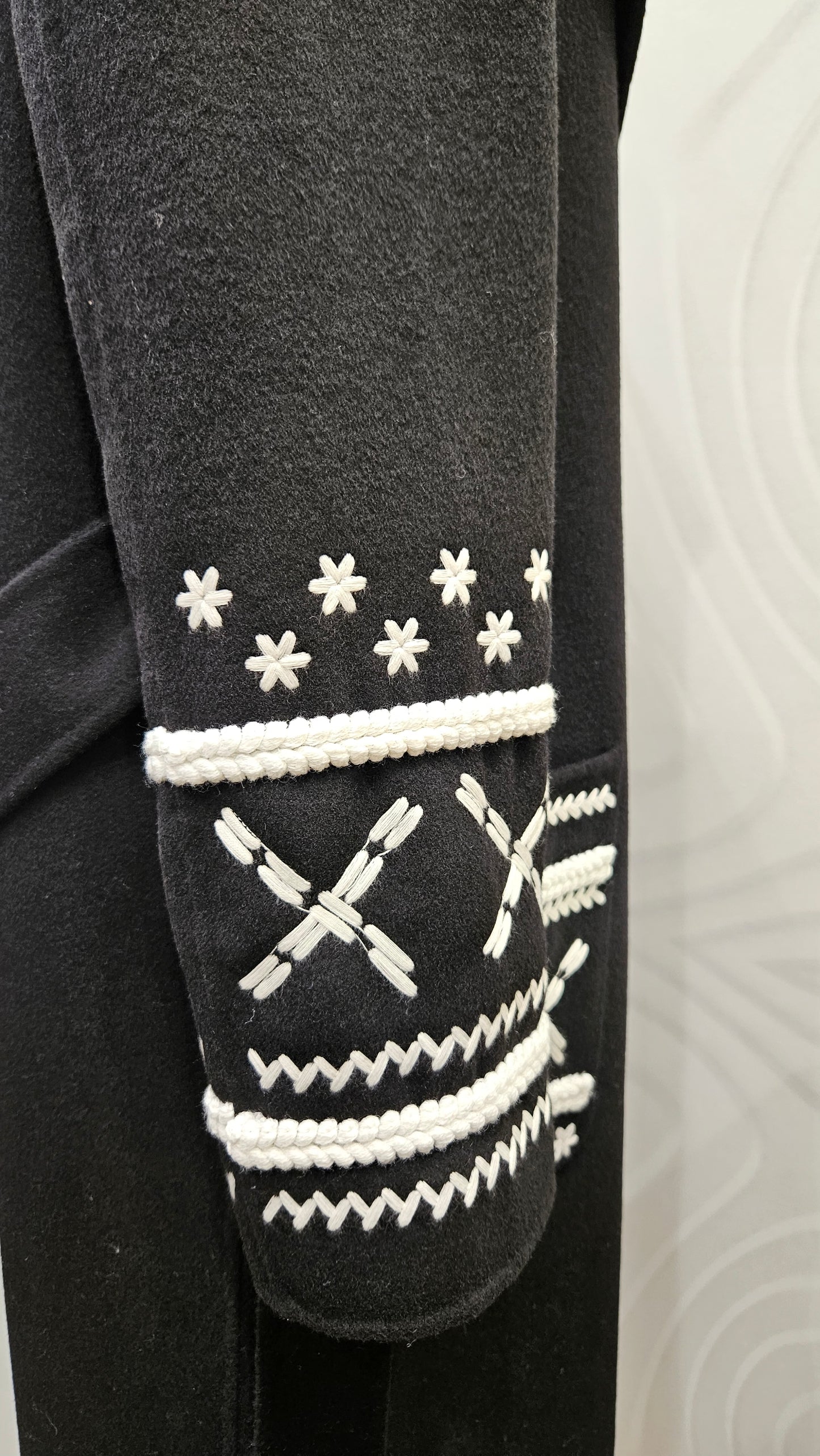 Cappotto lungo nero Ermanno Firenze by Scervino ricamato bianco