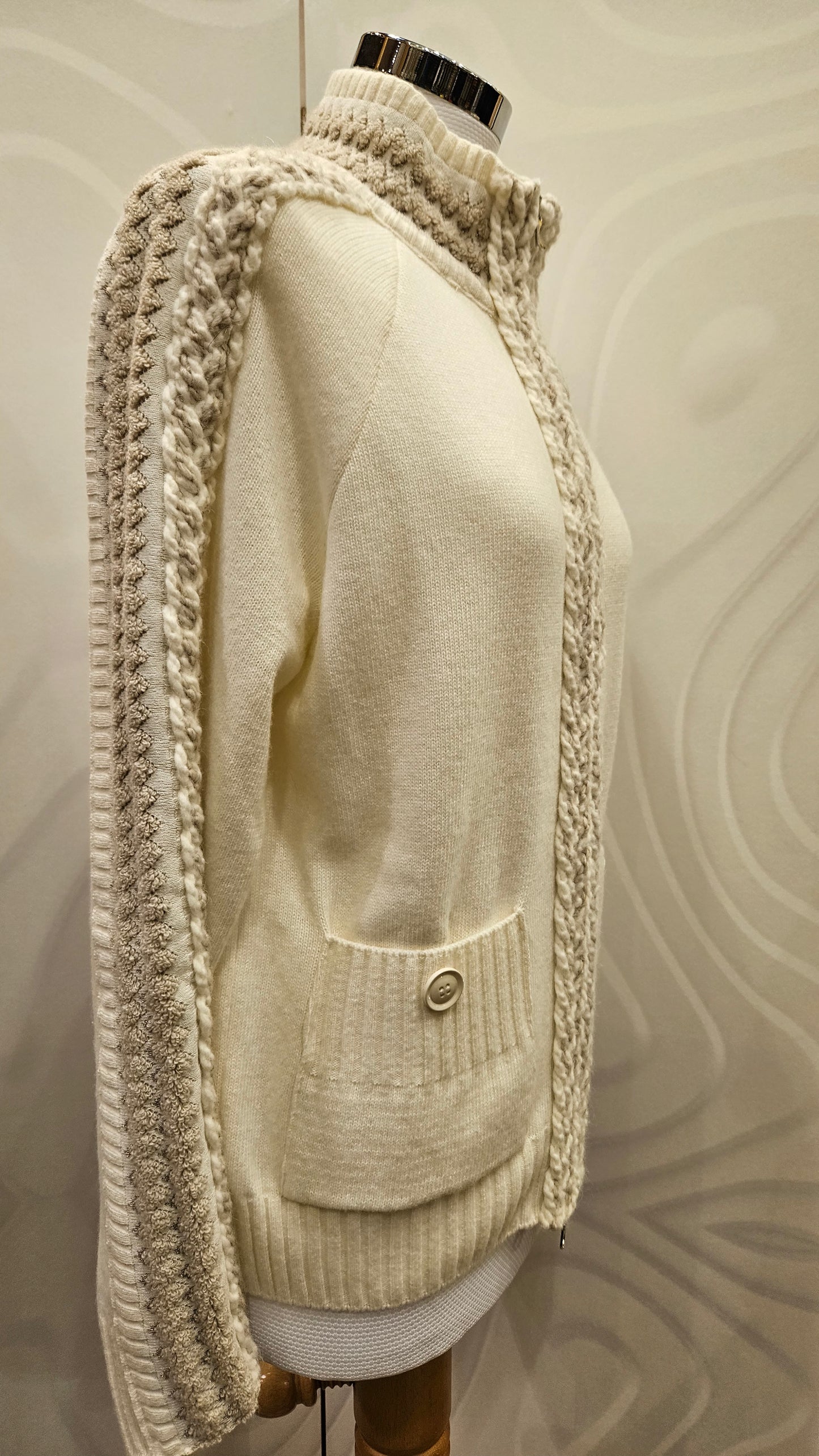 Cardigan panna Tricot Chic con trecce e tasche