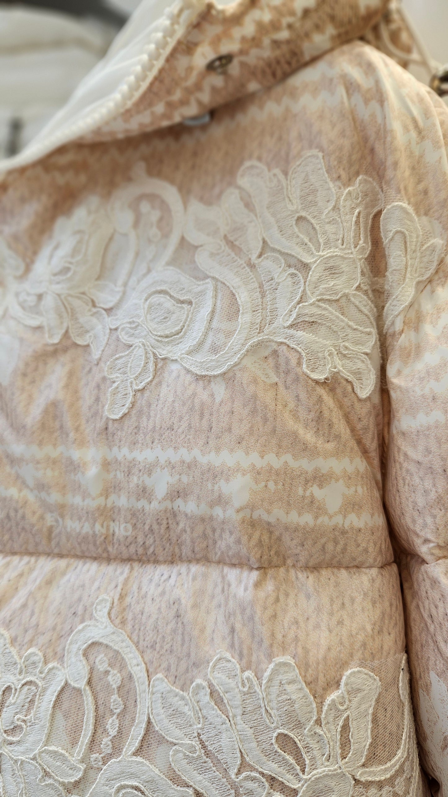 Piumino corto di Ermanno Firenze by Scervino con pizzo e cappuccio