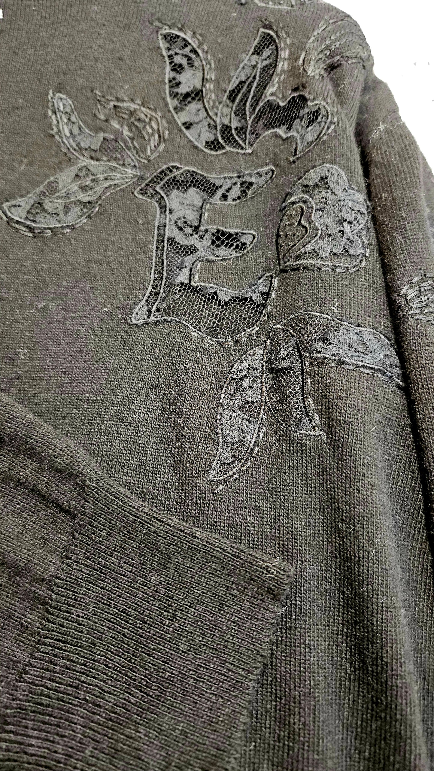 Maglia nera giro Ermanno Firenze by Scervino con ricamo sul braccio in pizzo