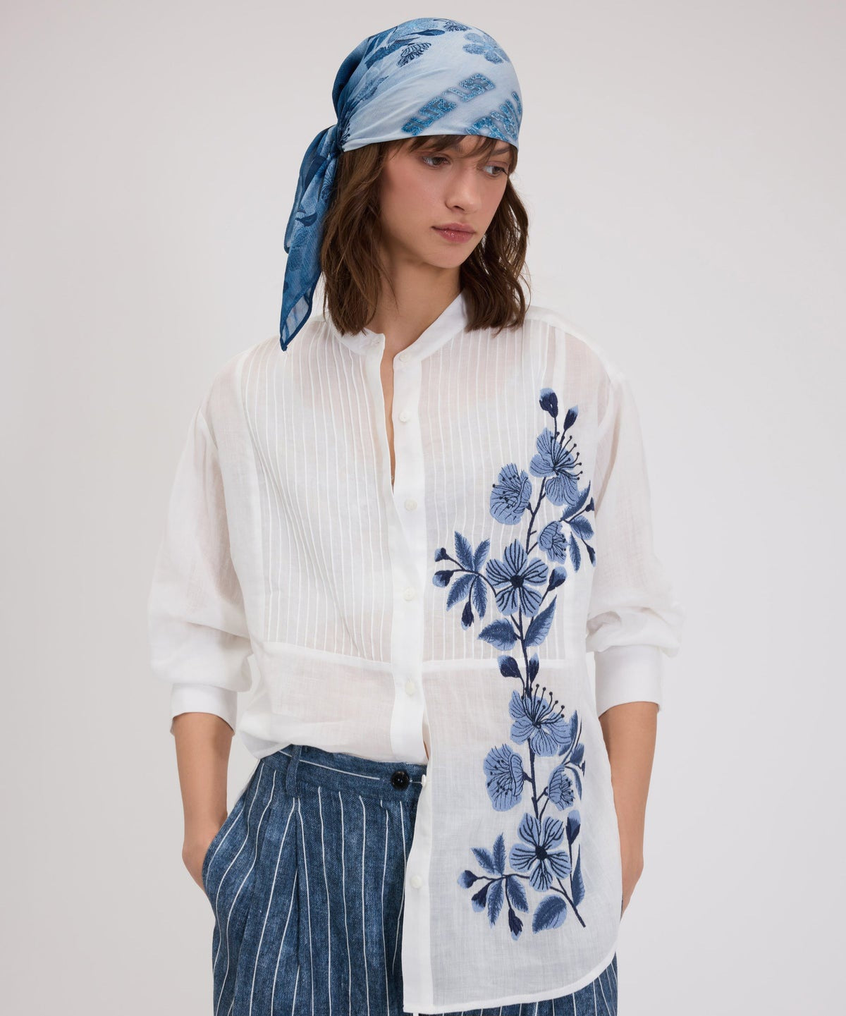 Camicia coreana bianco ricamo floreale blu Ermanno Firenze by Scervino