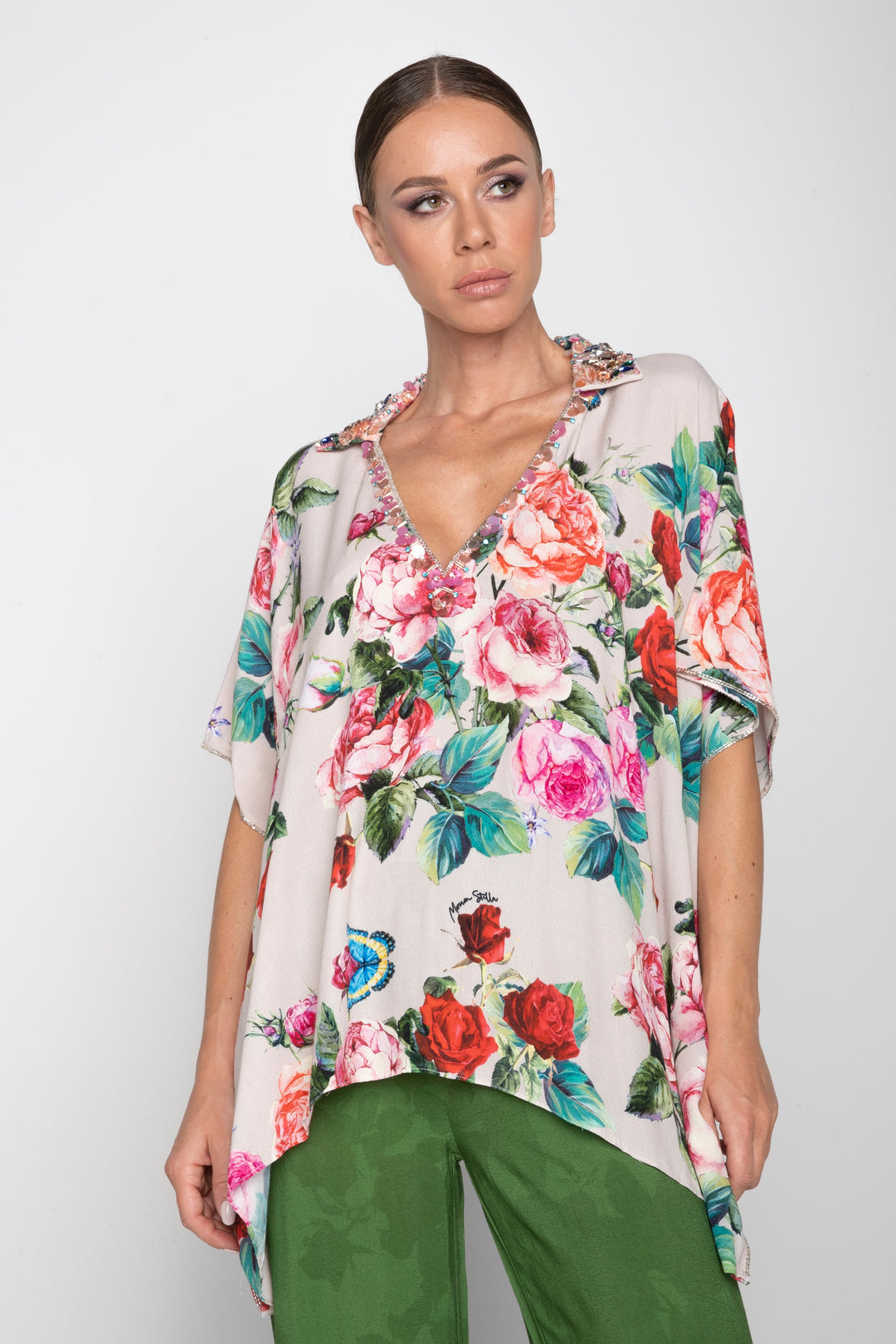 Casacca floreale ricamata con frange a V di Miriam Stella