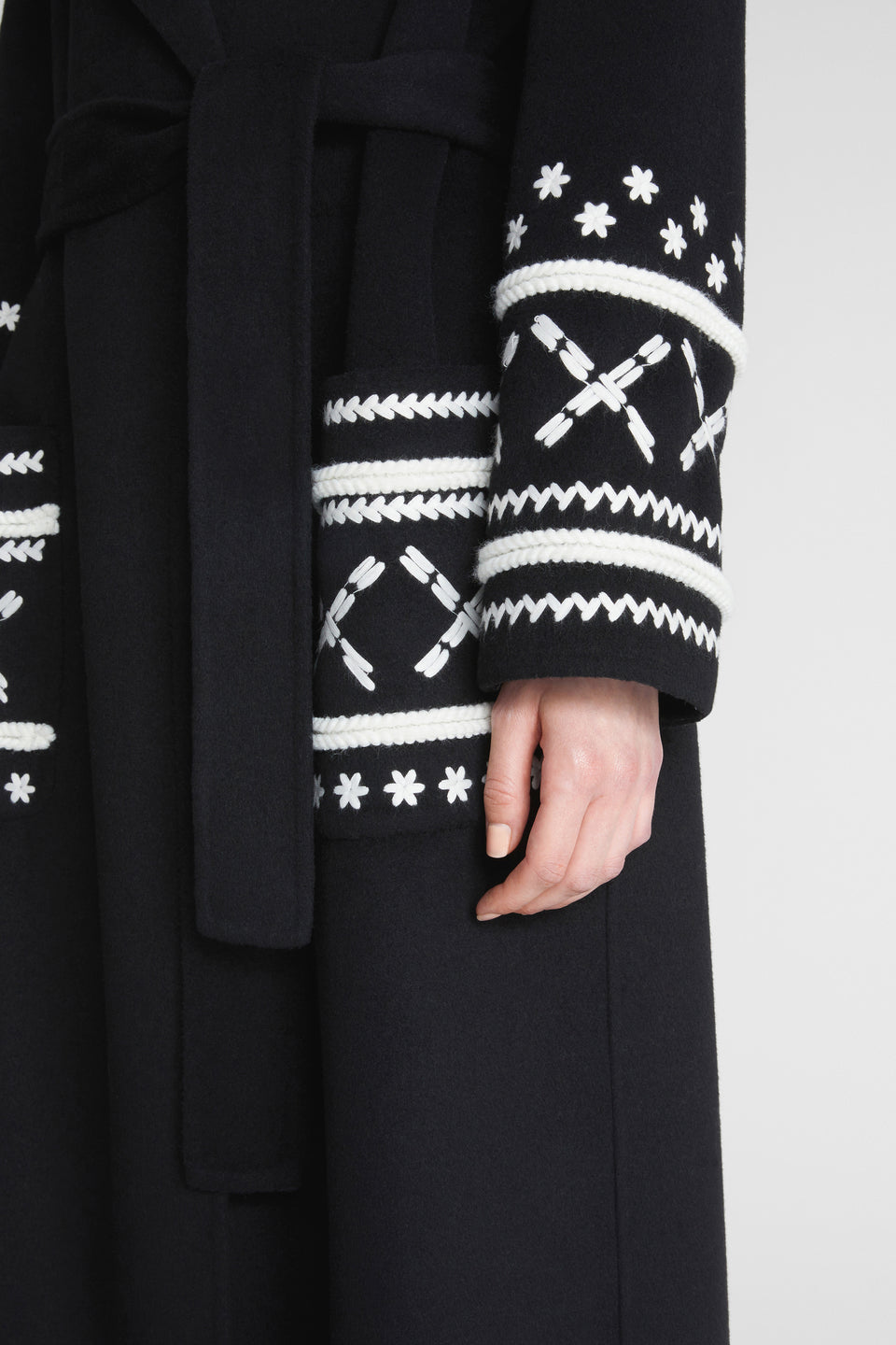 Cappotto lungo nero Ermanno Firenze by Scervino ricamato bianco