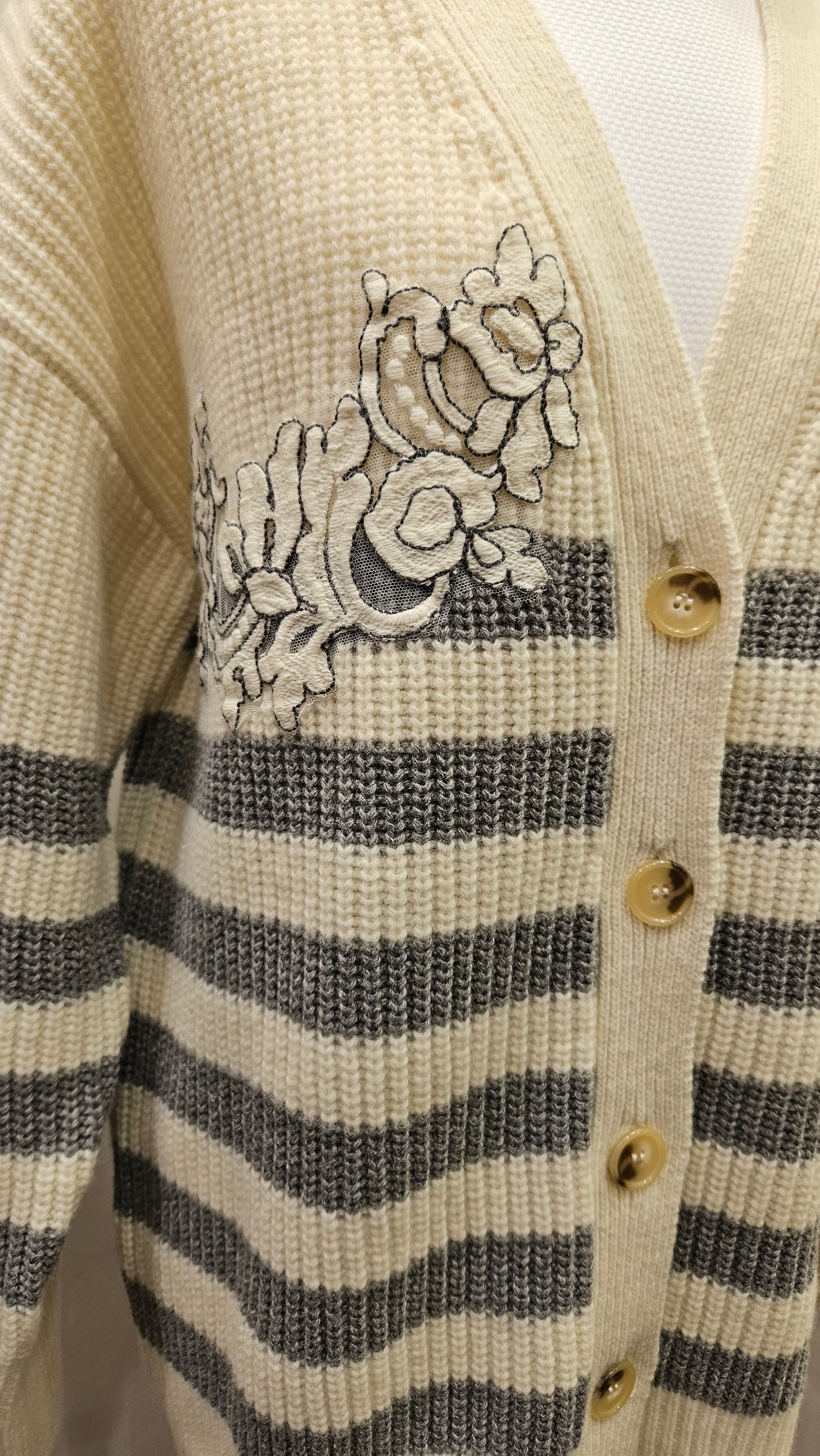 Cardigan Ermanno Firenze a righe panna e grigio lana ricamata