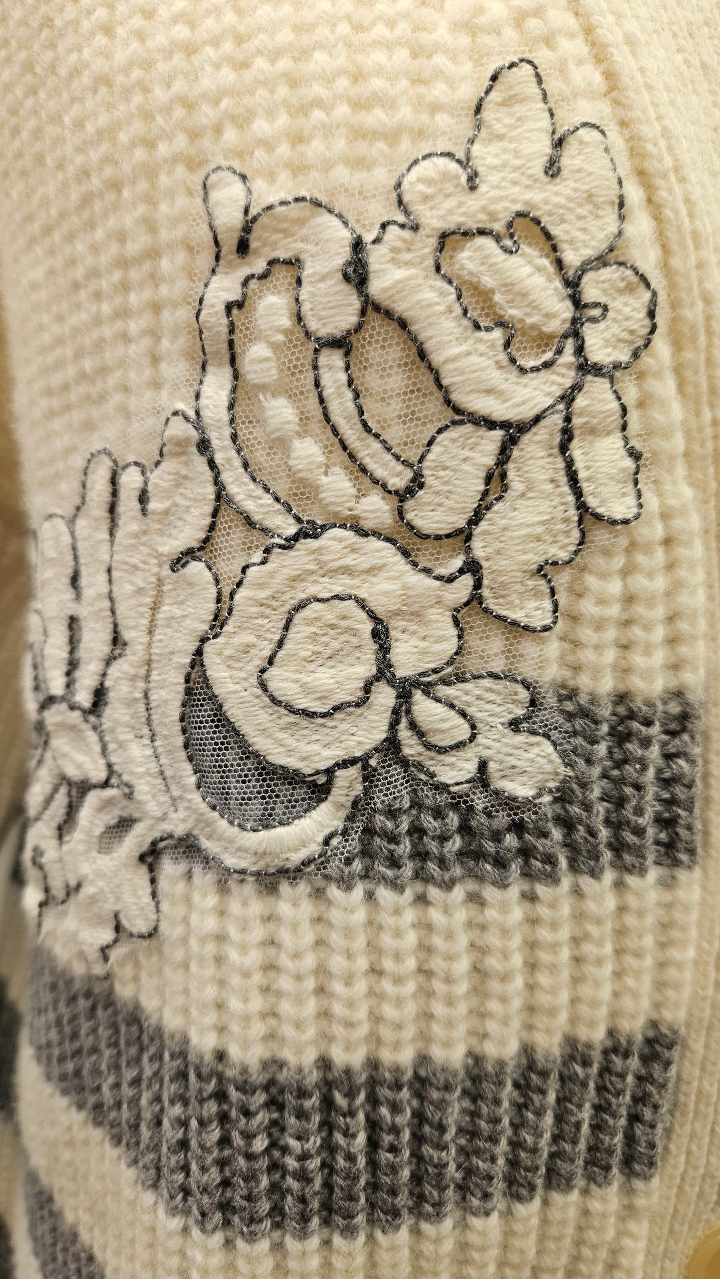 Cardigan Ermanno Firenze a righe panna e grigio lana ricamata