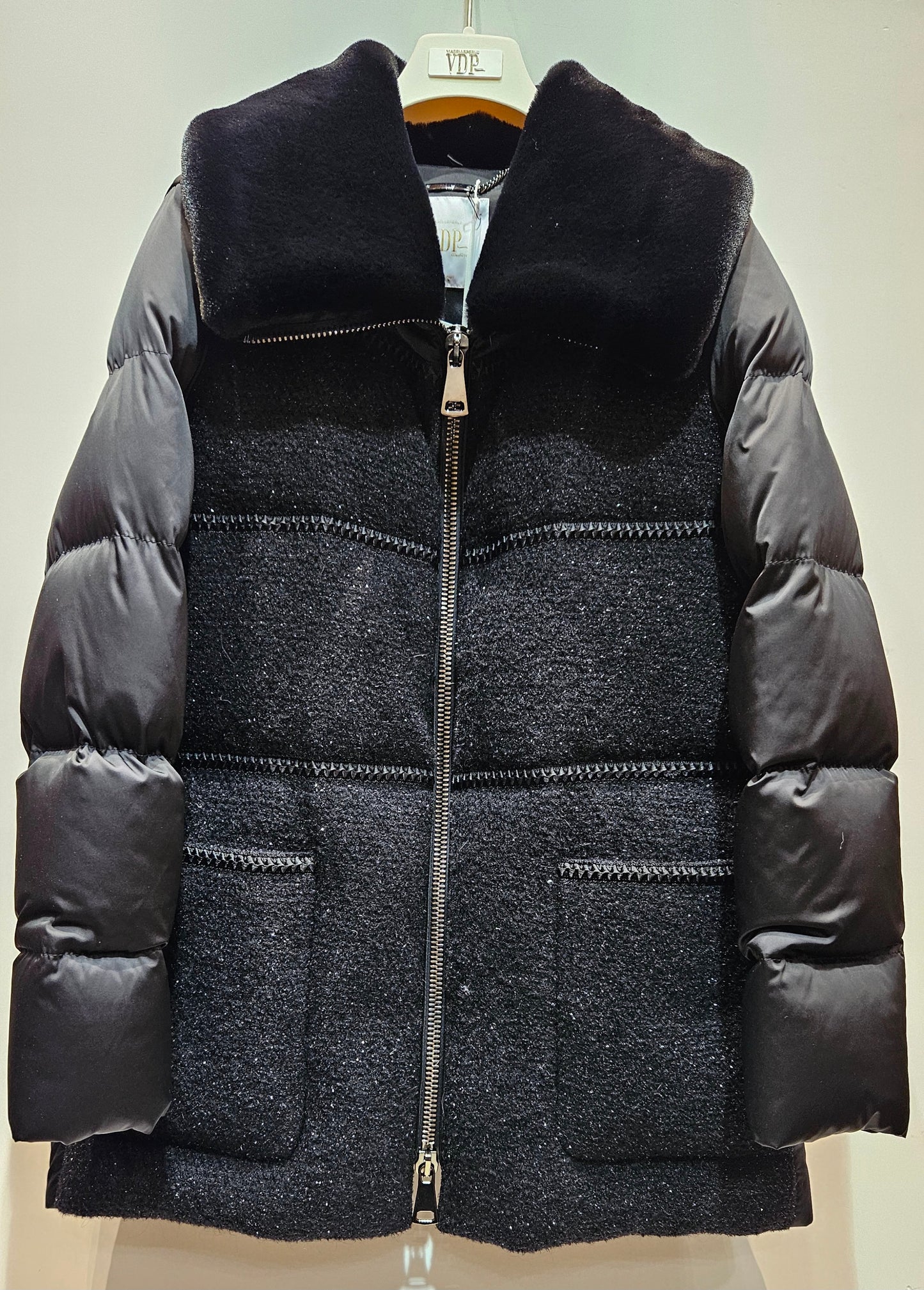 Piumino elegante nero VDP~