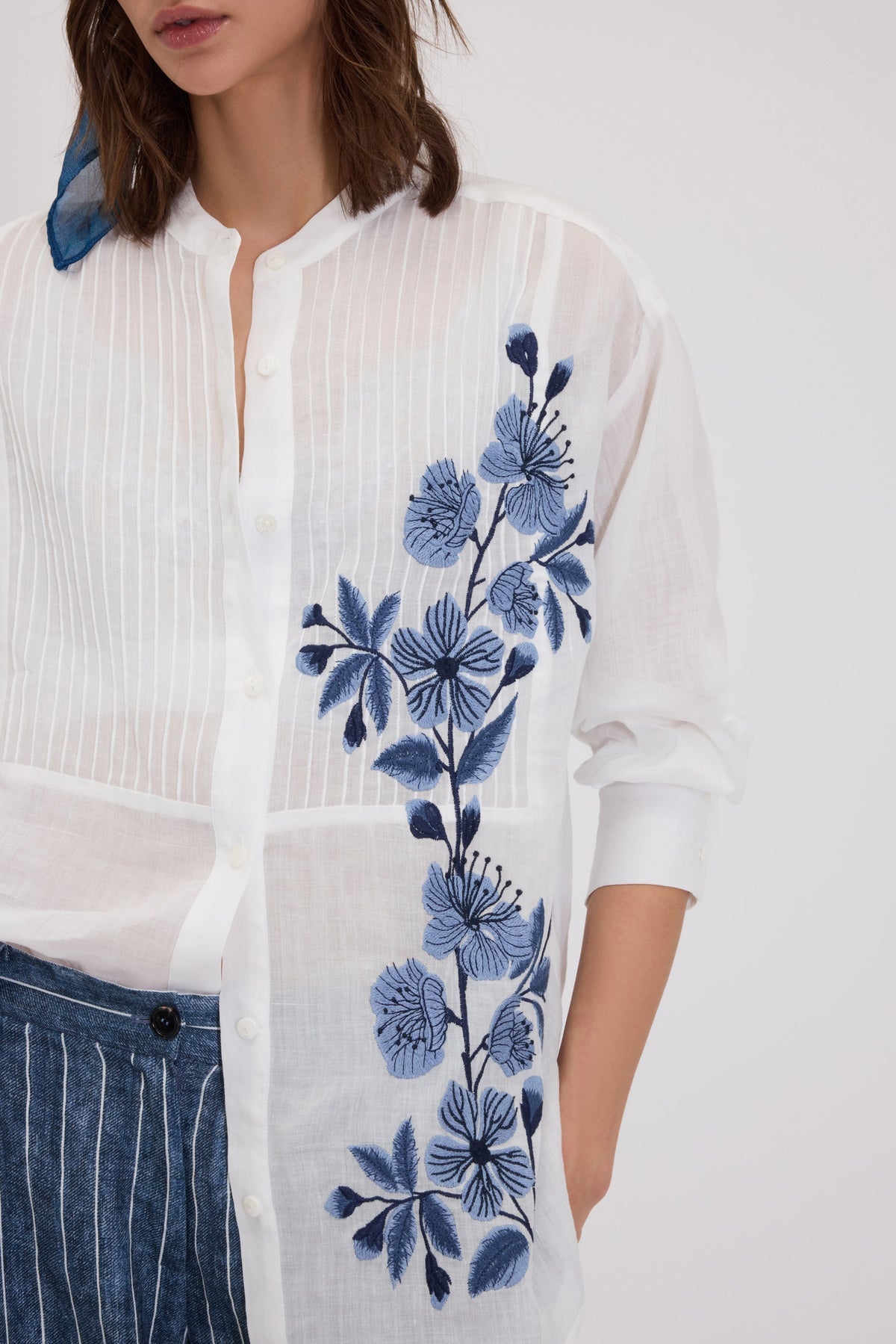 Camicia coreana bianco ricamo floreale blu Ermanno Firenze by Scervino
